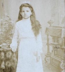 Dziewczynka w stroju wskazującym na I Komunię Świętą, artystyczna fotografia Bracia Budryk