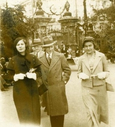 Jan Walendziuk z żoną Marią i jeszcze jedną kobietą na tle wejścia do parku miejskiego