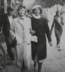 Maria Walendziuk z lewej idąca ulicą Lipową z nieznaną kobietą