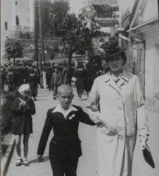 Maria Walendziuk z synem, za nimi budowany kości&oacute;ł świętego Rocha