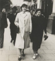 Maria Walendziuk z koleżanką na jednej z ulic miasta