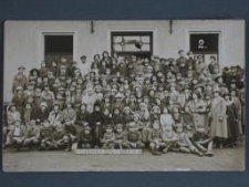 Grupa dzieci i dorosłych na wycieczce w Wieliczce 4 VII 1921 r.