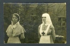 Żenia Kononowicz w ubraniu siostry PCK na terenie szpitala