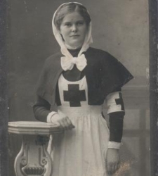 Młoda kobieta w stroju siostry PCK