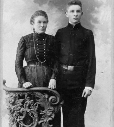 Portret starszej kobiety i młodego mężczyzny w uniformie szkolnym