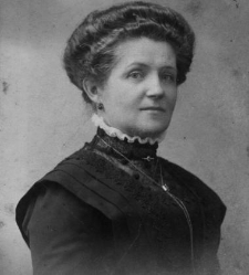 Portret kobiety w średnim wieku z łańcuszkiem na piersi