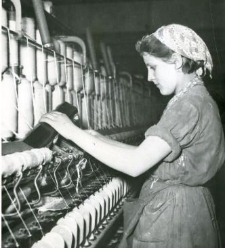 Pracownica Zambrowskich Zakładów Przemysłu Bawełnianego