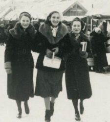 Natalia Krauz, Rozalia Moczulska i Tatiana Krauz na rynku