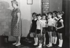 Helena Frankiewicz z dziećmi trzymającymi kwiaty