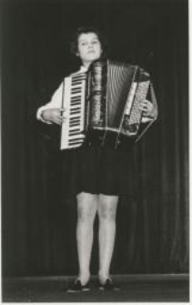 Helena Czajewska-Skwierczyńska gra na akordeonie