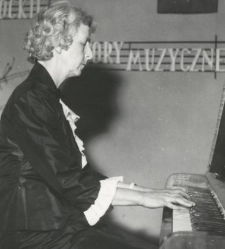 Zofia Frankiewicz grająca na pianinie podczas Wieczoru Muzycznego