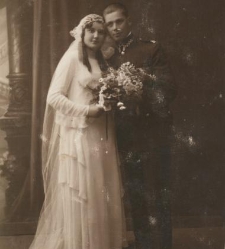 Portret ślubny kobiety i mężczyzny w wojskowym mundurze