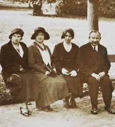 Bronisław Knaup oraz kobiety na ławce w parku