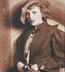 Zosia Tarczyńska w kapeluszu i pikowanym płaszczu