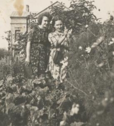 Kobiety w ogrodzie, w tle dom