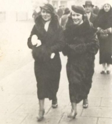 Dwie kobiety na spacerze na Rynku Kościuszki