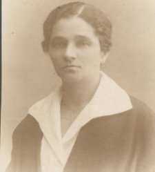 Portret kobiety w białej bluzce