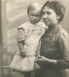 Kobieta z małym dzieckiem stojącym na stoliku
