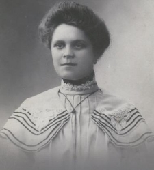 Portret młodej kobiety w jasnej sukni