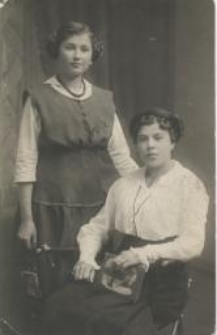 Dwie młode kobiety w atelier