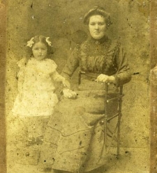 Kobieta w długiej sukni z dziewczynką