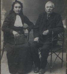 Starsze małżeństwo siedzące na krzesłach