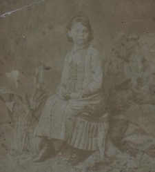 Młoda dziewczyna siedząca na tle fototapety