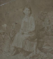 Młoda dziewczyna siedząca na tle fototapety