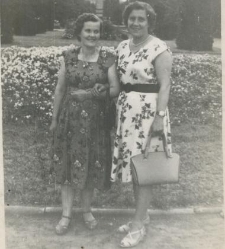 Dwie kobiety w parku "Planty" w Białymstoku