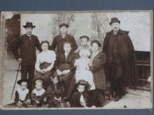 Trzy małżeństwa z dziećmi pozują do zdjęcia