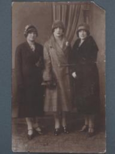 Wiera Kuklińska, babcia Ireny, z koleżankami