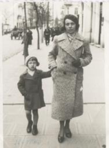 Wiera Kuklińska, z domu Łapuć, z córką Ireną na ulicy Białegostoku