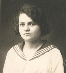 Portret Ireny Janusiankówny w mundurku szkolnym