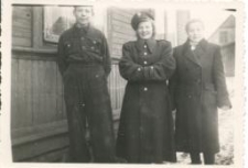 Aleksandra Gasperowicz z prawej z młodym chłopakiem i policjantką