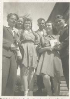 Grupa dziewcząt i chłopców przed maturą, rok szkolny 1948-1949