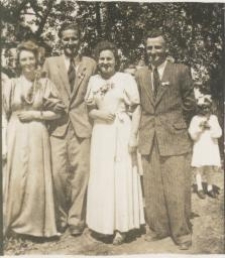 Ślub Edwarda Chlebusa, dwie pary w ogrodzie