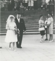 Znajomi Tadeusza Chlebusa wychodzą z kościoła farnego po ślubie, Stanisław Okrągły z żoną Danutą