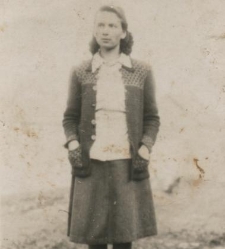 Zdjęcie młodej kobiety w sweterku i krótkiej spódnicy