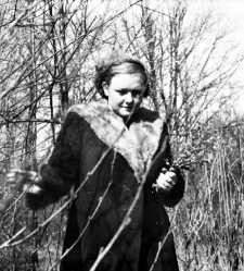 Janina Kozłowska podczas spaceru po Zwierzyńcu