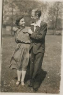 Teresa Rogalewska, Tadeusz Klimiuk, w tle zabudowania wsi Rumejki