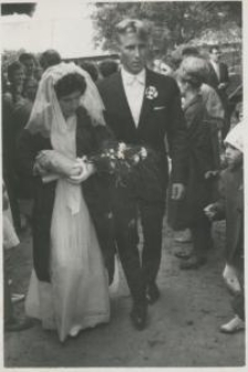 Zdjęcie ślubne z 1964 r. Na pierwszym planie państwo młodzi, wokół nich goście