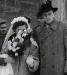 Zdjęcie ślubne Krystyny Wrzosek i Szumskiego; od lewej stoją: Jan Wrzosek i Halina Rogalewska