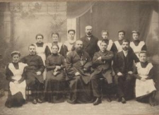 Zdjęcie kadry nauczycielskiej i pensjonarek prywatnej szkoły żeńskiej w Białymstoku