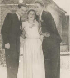 Zdjęcie ślubne Krystyny Wrzosek i Szumskiego; stoją – Jan Wrzosek, Zofia Anuszkiewicz, Tadeusz Klimiuk (z prawej stoi)