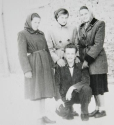 Uczennice Liceum Pedagogicznego, stoją od lewej: Krystyna Daniluk, Helena Niewińska, Teresa Smoraczewska, siedzi NN