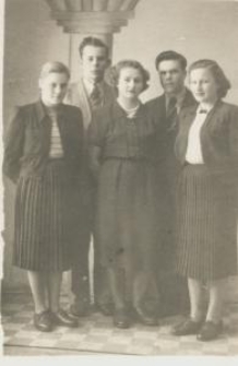 Uczniowie Liceum Pedagogicznego, od lewej: Halina Sucharzewska, Eugeniusz Marczuk, Helena Niewińska, Janek Sawicki, Grażyna Waluła