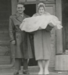 Chrzest Jacka(?) Rogowskiego, dwoje dorosłych na schodach domu