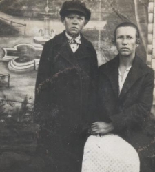 Zdjęcie kobiety z synem w atelier fotograficznym