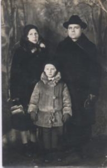 Zdjęcie małżeństwa z dzieckiem w atelier fotograficznym