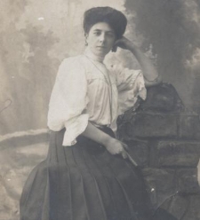 Zdjęcie kobiety opartej o postument w atelier fotograficznym